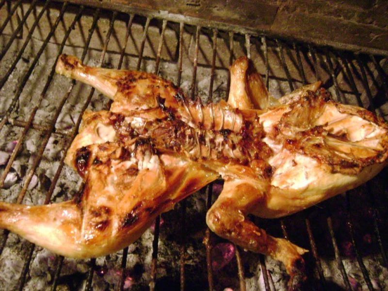 pollo a la parrilla de que lado va primero